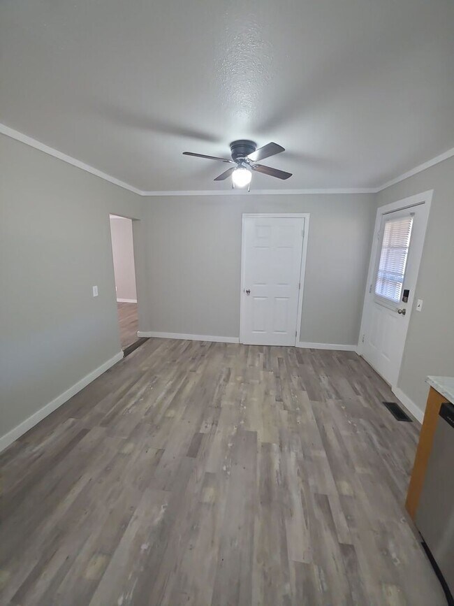 Foto del edificio - 3-Bedroom Single-Family Home with Hardwood Floors and Carport in Sparta