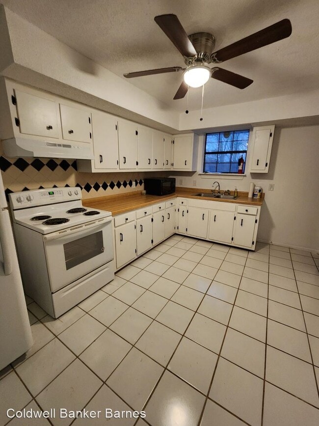 Building Photo - 2 br, 1 bath House - 698 Frankfort Dr. Unit A