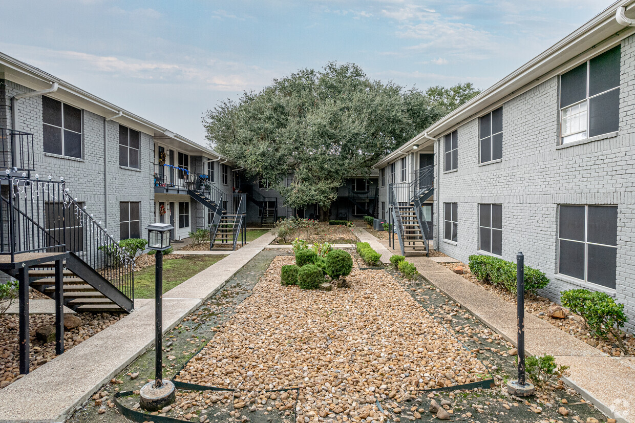 Solano Apartments - Apartments in Webster, TX | Apartments.com