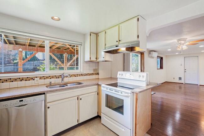 Building Photo - 415 N 179th Pl