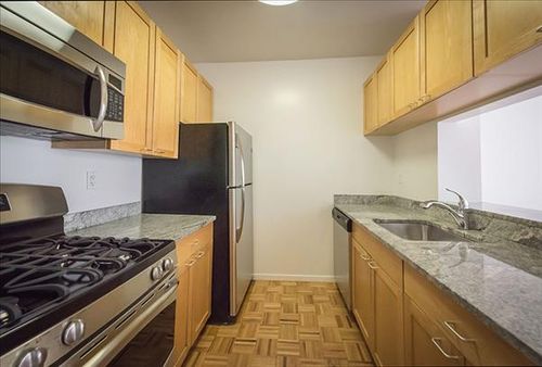 Foto del edificio - 305 W 50th St