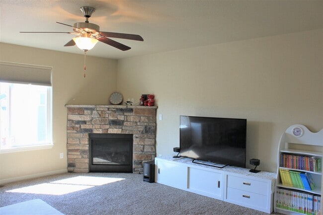 Building Photo - 835 Pistol River Way