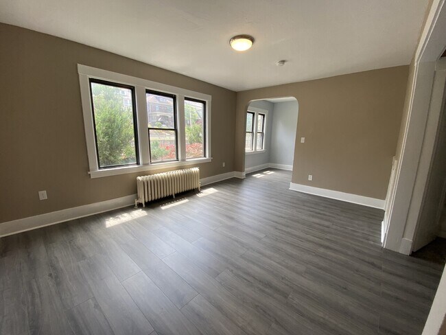 Building Photo - Broadway - 2816 - (Units I - L)