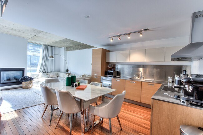 Building Photo - 445 Av. Viger O