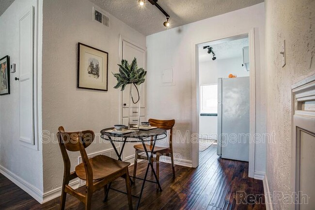 Building Photo - 1714 N Lindsay Ave