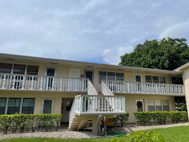 Building Photo - 226 Canterbury E