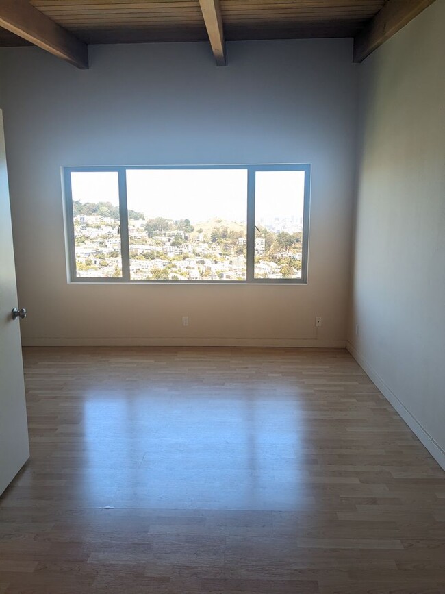 Building Photo - 567-571
