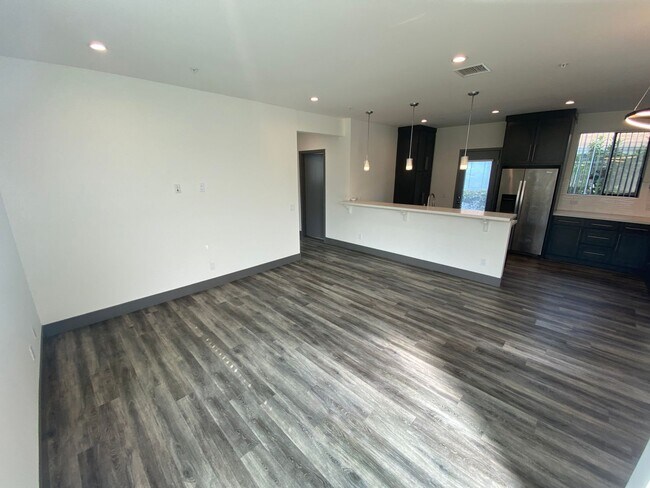 Foto del edificio - NEWER  SMART HOUSE 4BD*4BA*TOWNHOME*HWFLS*WASHER/DRYER IN UNIT* YARD*BALCONY*STAINLESS APPLIANCES...