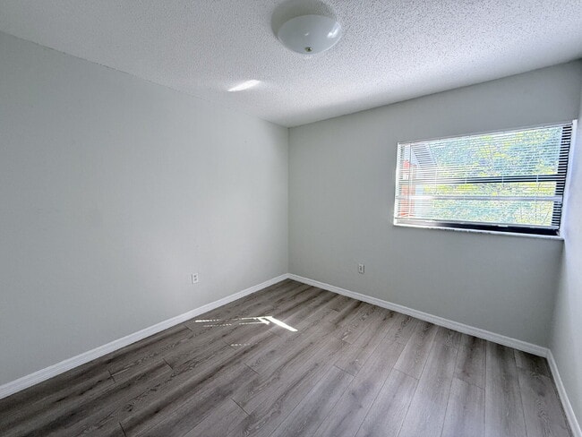 Foto del edificio - 2-Bedroom / 1 Bathroom