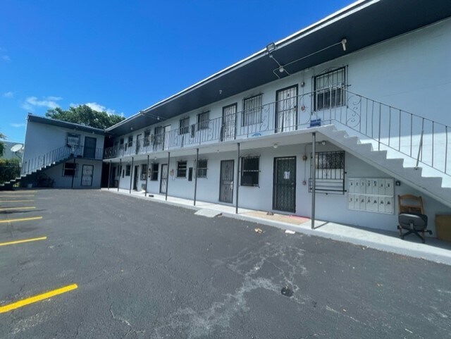 Foto principal - 825 NW 70th St
