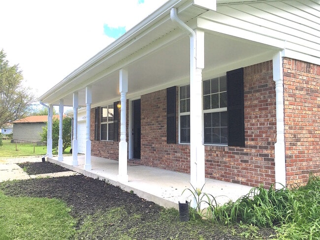 Building Photo - Beautiful 3 Bedroom 2 Bathroom Renovated H...