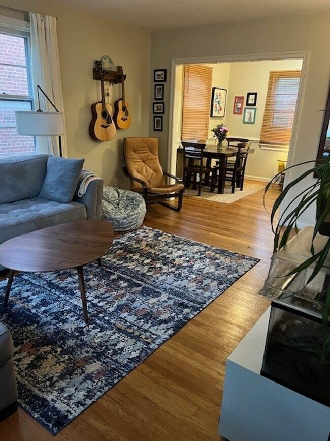 Foto del edificio - Gorgeous, 3 bedroom, 1 bathroom  ready Jun...