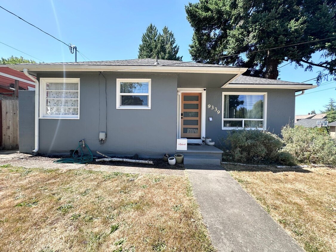 Primary Photo - 3 Bed 1 Bath Big lot Home in St. Johns Nei...