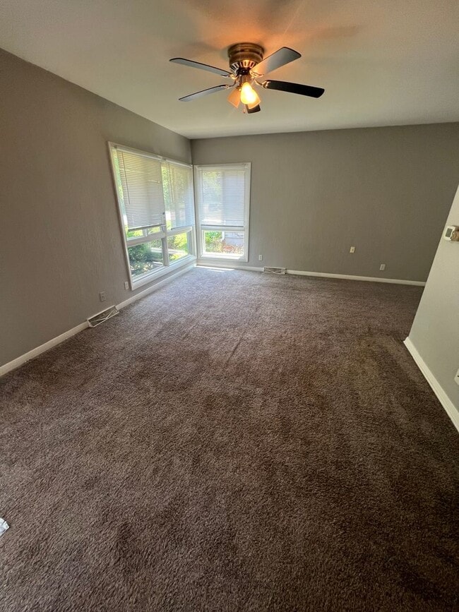 Building Photo - 3 bedroom Home in Rock Island