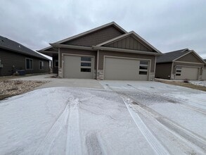 Building Photo - 510 Prairieside Trl