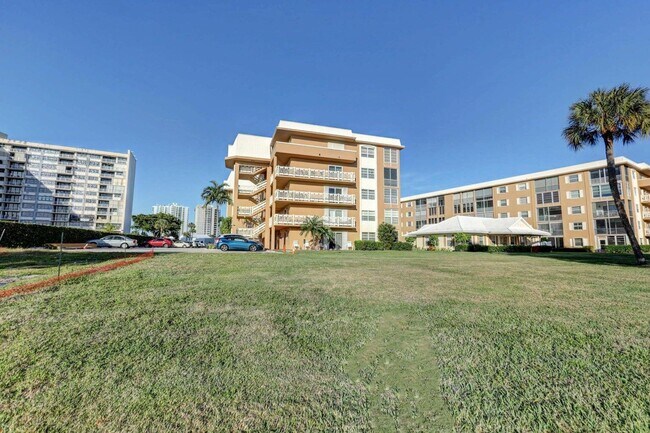 Foto del edificio - 308 Golfview Rd