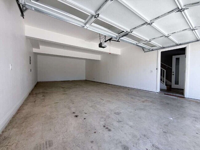 Building Photo - 1731 E 68th St
