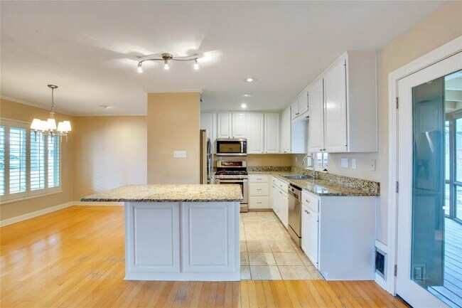 Building Photo - 4905 Westfield Dr