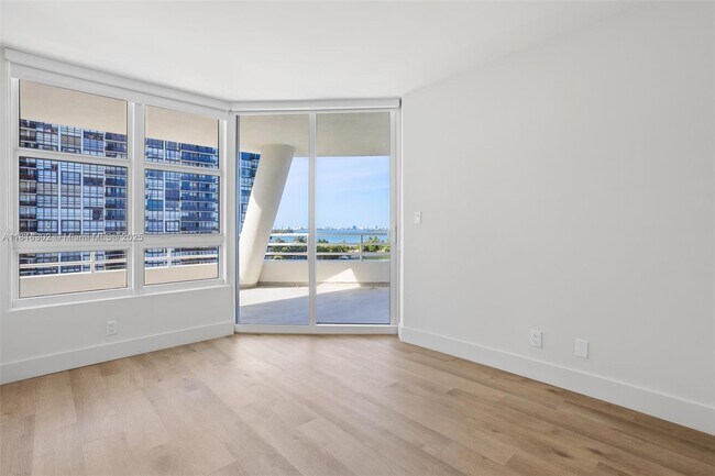 Building Photo - 555 NE 34th St