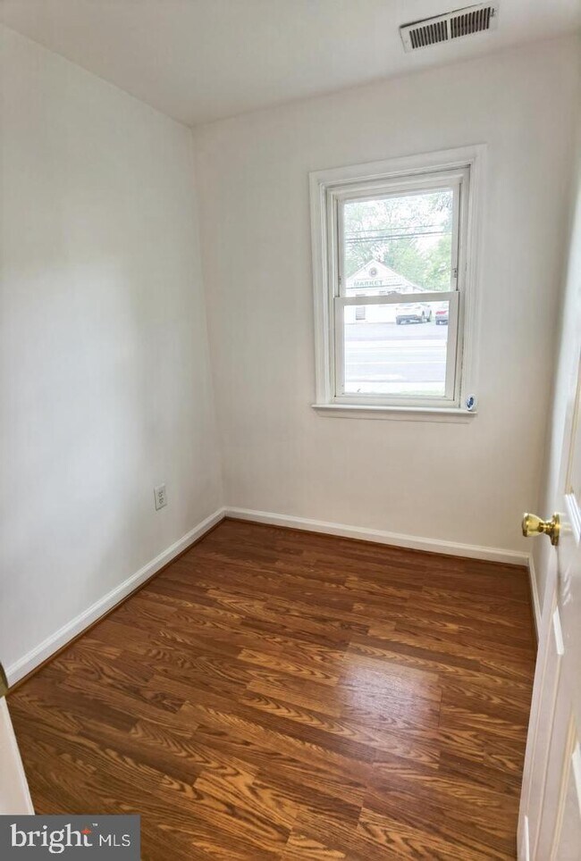 Building Photo - 511 N Horners Ln