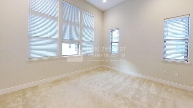 Building Photo - 1752 Hazelnut Ln