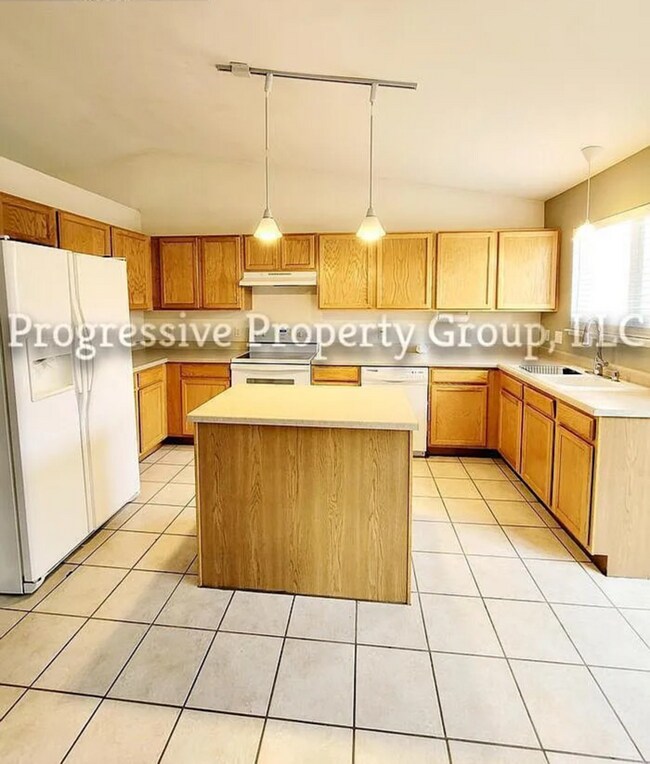 Building Photo - Beautiful 4-Bedroom Gem in the Heart of Br...