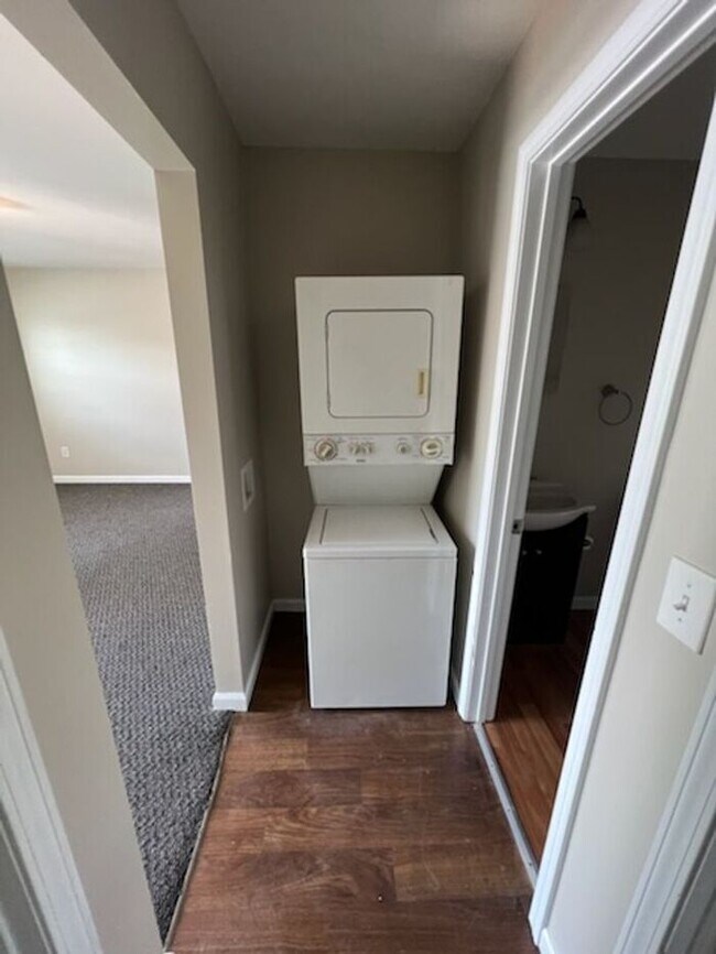 Building Photo - 2 Bedroom, 1 Bath Duplex ~ Off N. Poinsett...