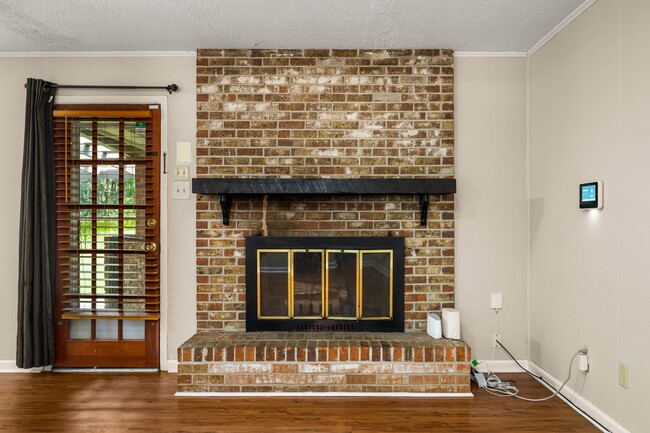 Building Photo - Check Out this 3 bed 2 bath in Alexandria