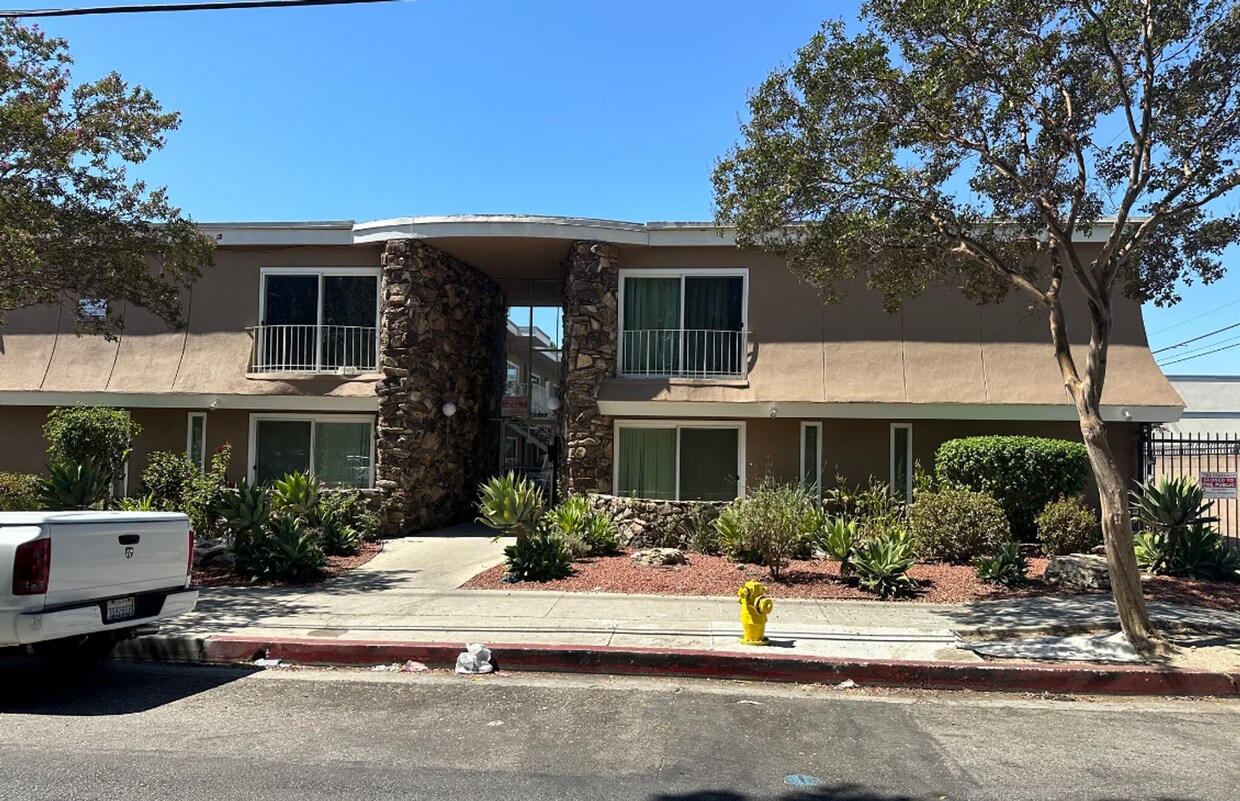 Foto del edificio - FREE RENT! Beautiful & Spacious 1 bed. Apt. In Van nuys.