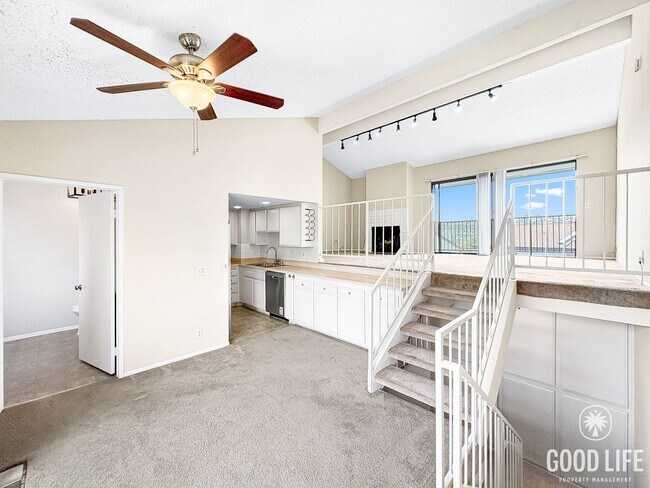 Foto del edificio - Beautiful 2B/2.5BA Townhome w/ Attached Ga...