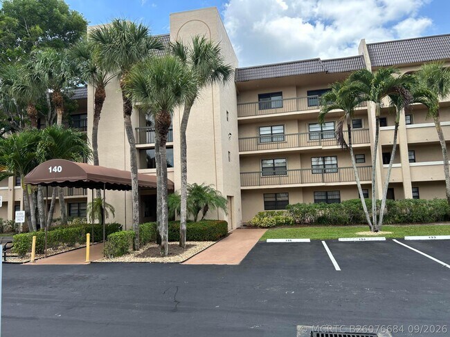Foto del edificio - 140 Lake Nancy Ln