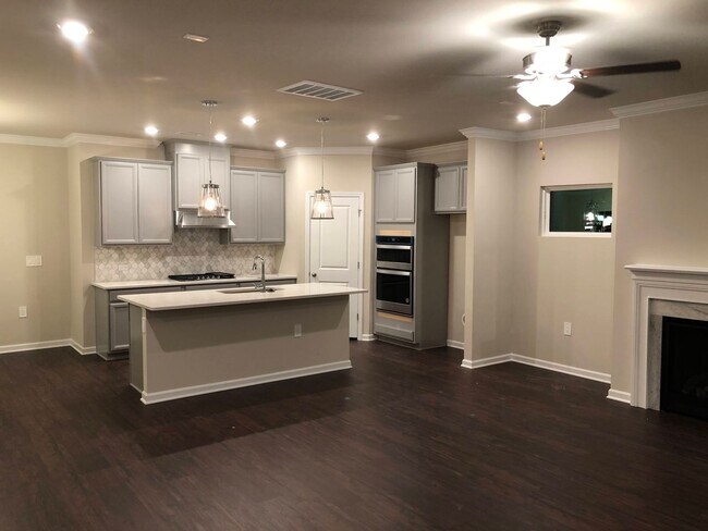 Foto del edificio - Modern 5 Bed | 3 Bath House in Cary