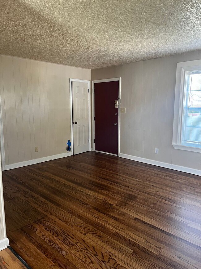 Foto del edificio - 3 bedroom, 1 bath, NEW hardwood floors!