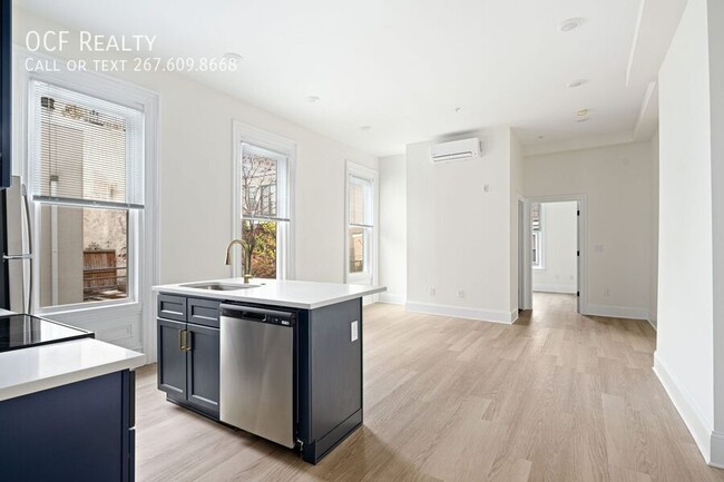 Building Photo - Modern Renovated Fairmount Two Bedroom Apa...