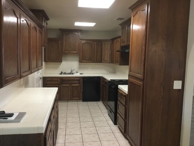 Foto del edificio - START APPLYING FOR THIS 5 BEDROOM HOME! COMING SOON