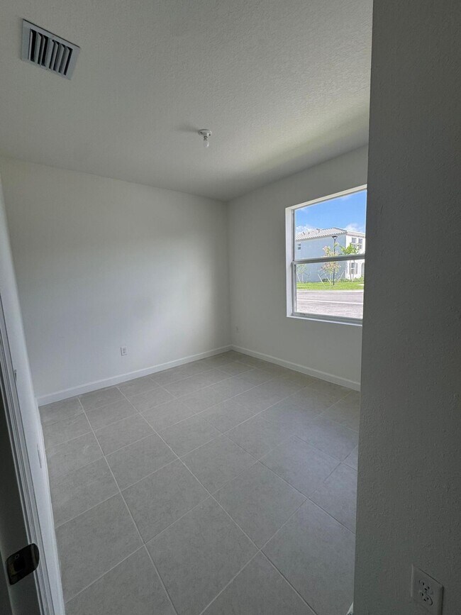 Foto del edificio - 1153 NW 1st Ter