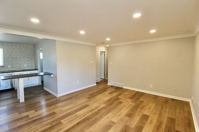 Foto del edificio - 3614 N Monaco St Pkwy