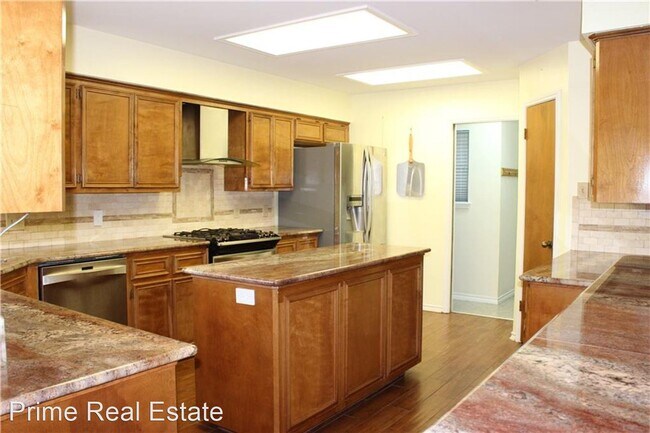 Building Photo - 4 br, 2 bath House - 300 Long Point Dr.