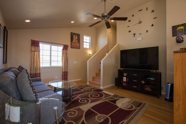 Building Photo - Cozy Split Level Home!