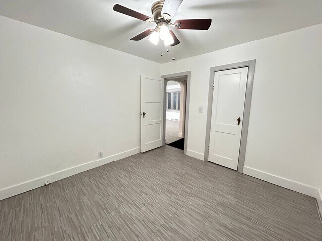 Foto del edificio - 105 E Parkwood Dr