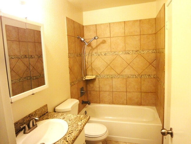 Building Photo - Very Nice Condo