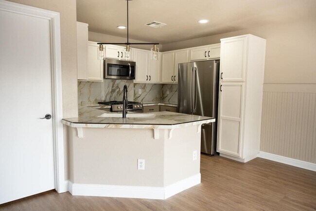 Building Photo - Beautiful Home in the Southwest!