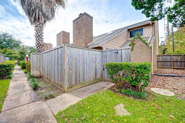 Foto del edificio - 13922 Hollowgreen Dr