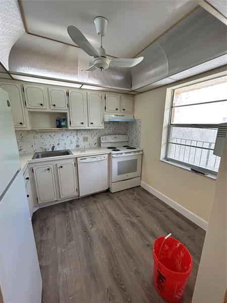 Building Photo - 1030 Country Club Dr