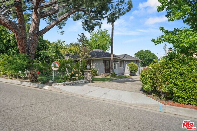 Foto del edificio - 4818 La Canada Blvd