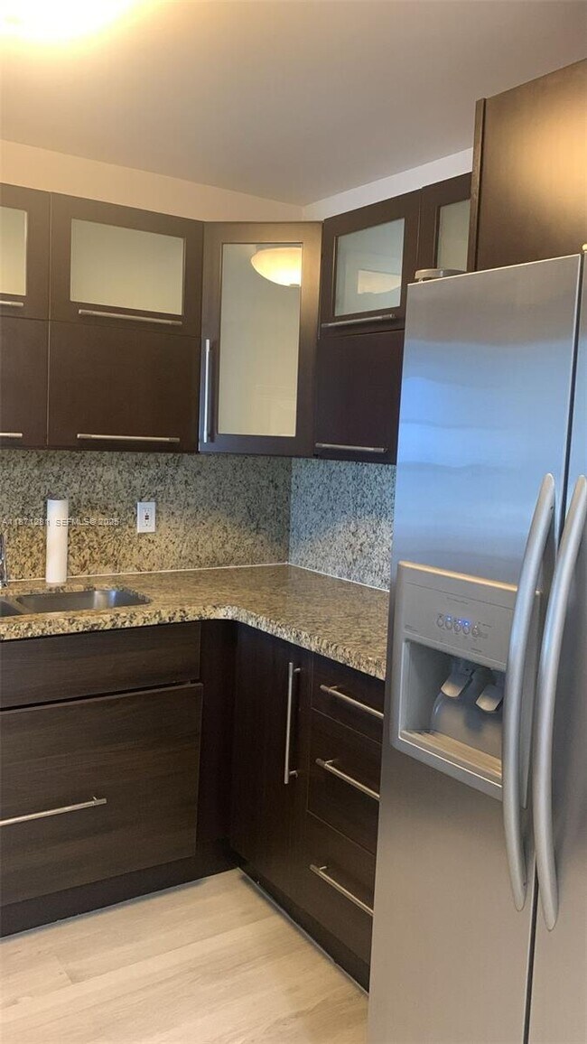 Building Photo - 200 Leslie Dr