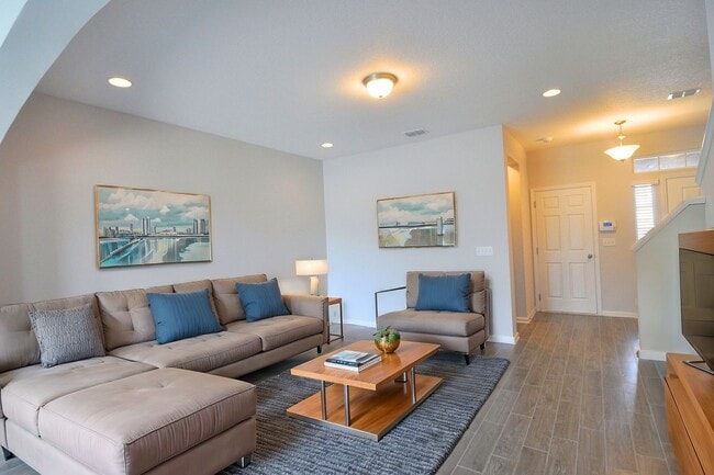 Building Photo - LIKE NEW OAKLEAF TOWNHOME!