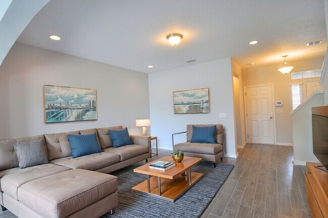 Foto del edificio - LIKE NEW OAKLEAF TOWNHOME!