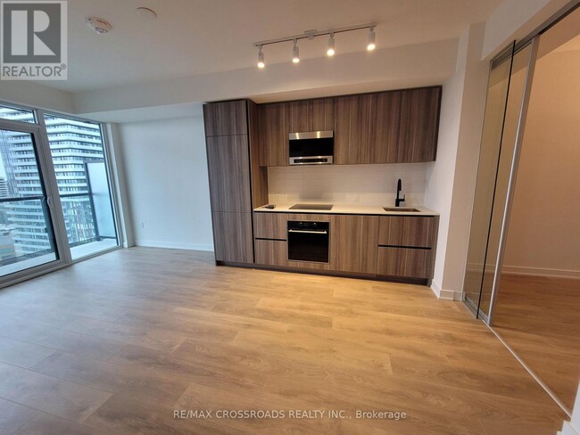 Photo du bâtiment - 127-2127 Broadway Ave