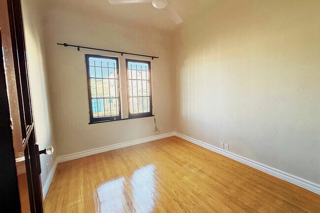 01-Dormitorio - 632 N Sycamore Ave